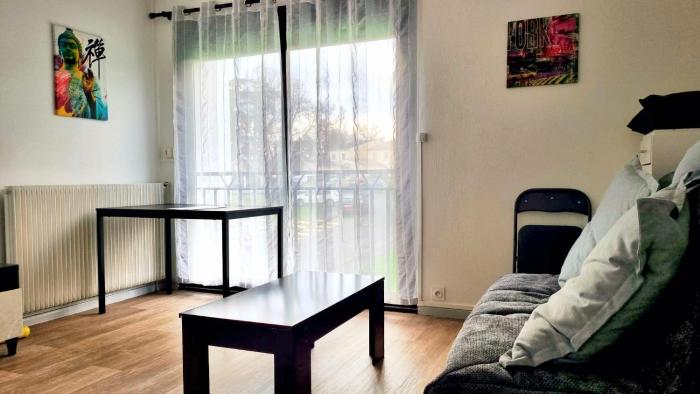 studio tout équipé, 1er étage, environs très calmes
