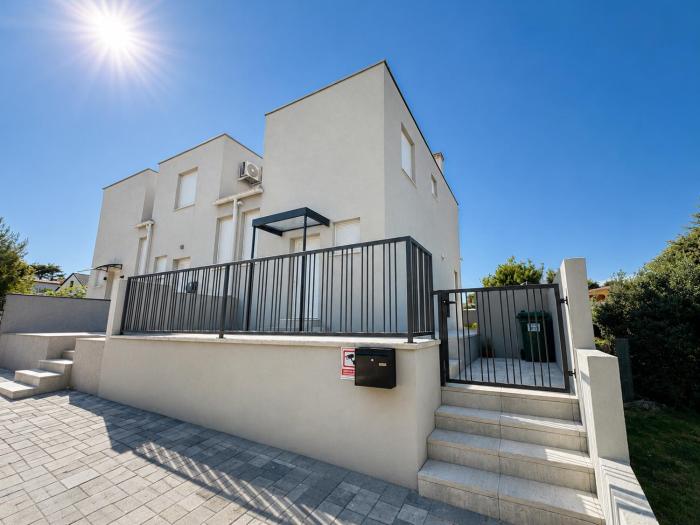 Sun & Pool House Vir