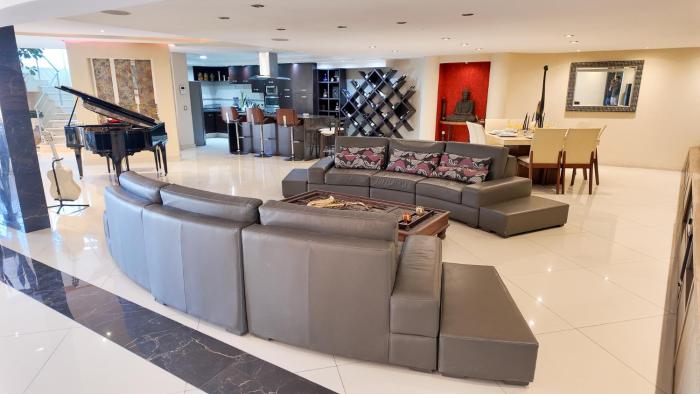 Luxurious House in Guadalajara Near Estadio Akron, Expo GDL