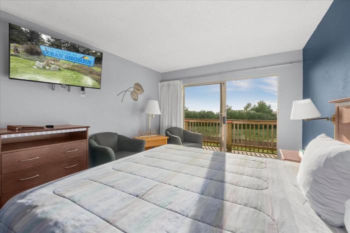 Pet-Friendly King Bed Studio with Pool and Hot Tub