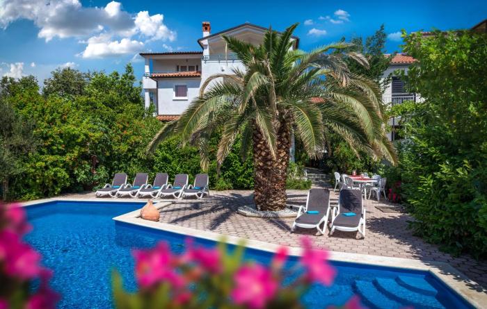 Beautiful Apartment In Pjescana Uvala