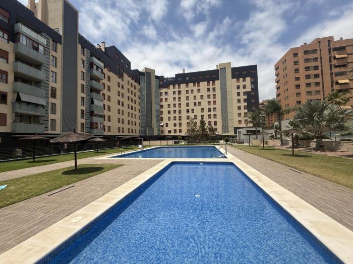 Apartamento con piscina, gimnasio y parking en Alicante by Turihome