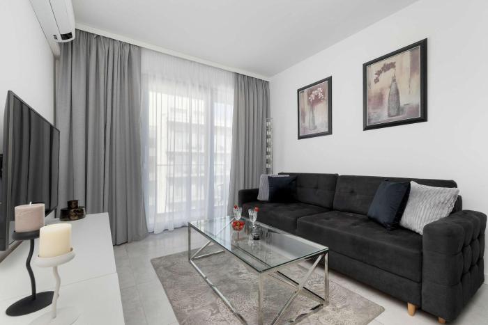 Nowoczesny Apartament z Balkonem Blisko Plaży by Noclegi Renters