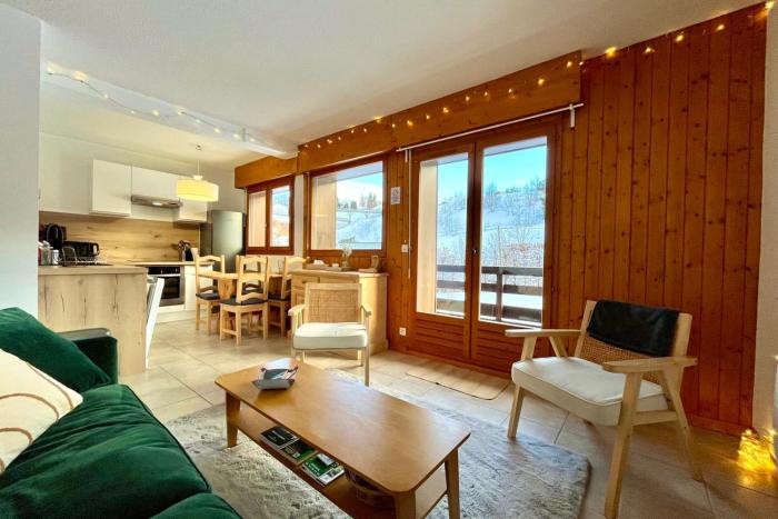 Apartment with mountain and slope views