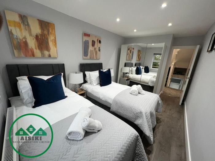 Aisiki Apartments at Stanhope Road, North Finchley, Airconditioned 2-Bedroom and 2-Bathroom, Pet-Friendly Duplex Flat, King or Twin Beds, with Free Wi-Fi