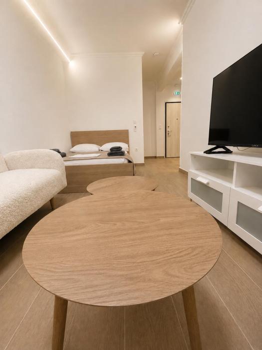 Patrwn 28 Studio 1 by Sotega Lux