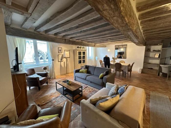 Authentic and Large 1 bdr Flat - Facing Notre Dame