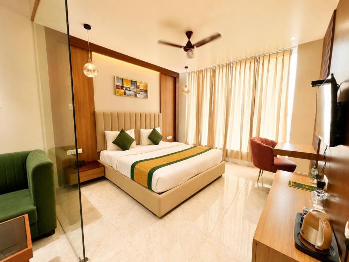 LUXURY HOTEL - Near Kashi Vishwanath Temple - HOTEL VEDAANGAM PREMIUM - Varanasi Pretty Hospitality & Comfirtable Room & Restaurant and Parking & Lift & Free Wi-Fi - BEST HOTEL IN VARANASI