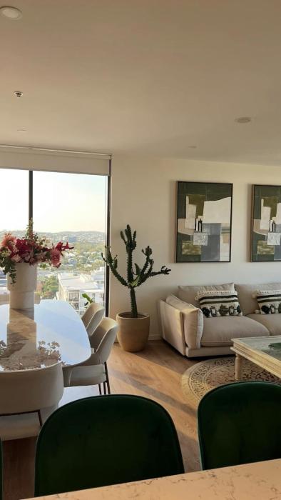 Stylish & Light-Filled Apartment in Luxury Complex