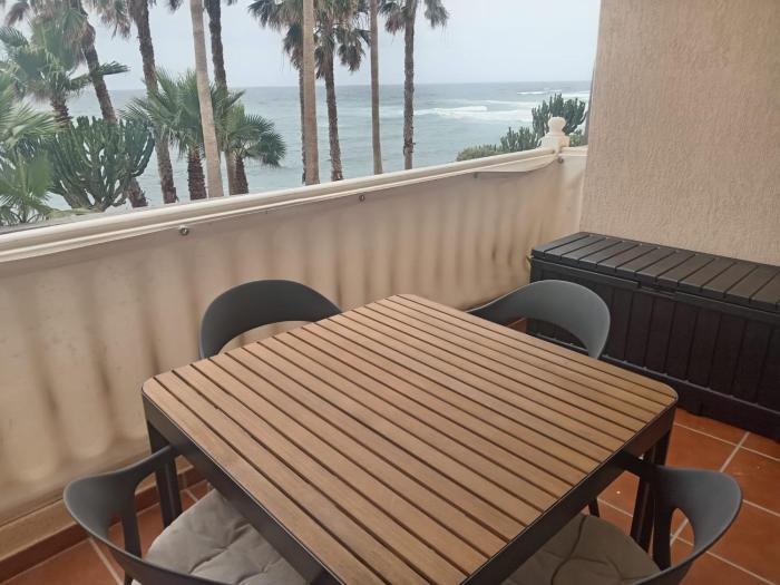 "The terrace on the sea" Sea View Apartment with Terrace, Parking, AC, 20m from the Beach, Just Refurbished