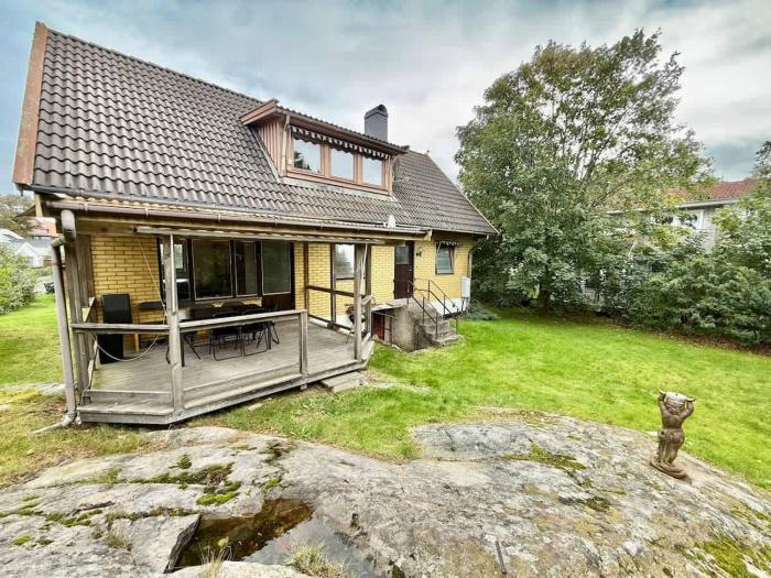 3 Bedroom Workers Villa Near For 6 People Near Volvo With Free Parking