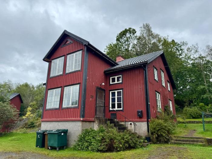 10 Bedroom Workers Villa With Free Parking