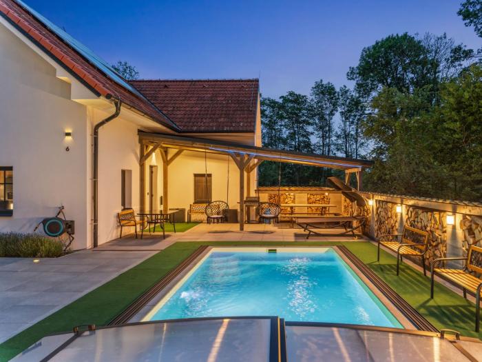 Holiday Home Party & Friends Villa by Interhome