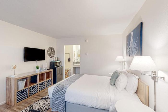 Cute beach room with fast WiFI - walk to downtown shops & eats