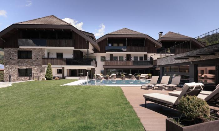 Aparthotel Familiaris - Family Apartments - Pools & Spa in Dolomites