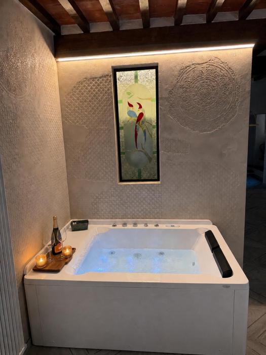 Romantic suite with Jacuzzi in the historic center