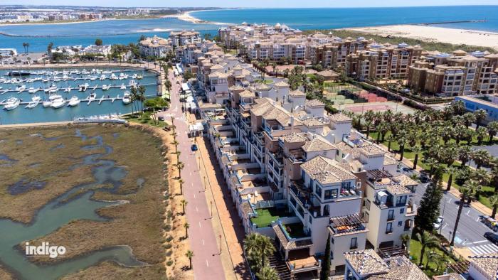 Marina View Apartment - Sleeps 4 - GRO01