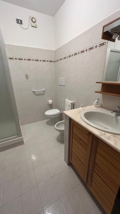 Elegante appartamento vista mare - 2 camere, 2 bagni e parcheggio privato