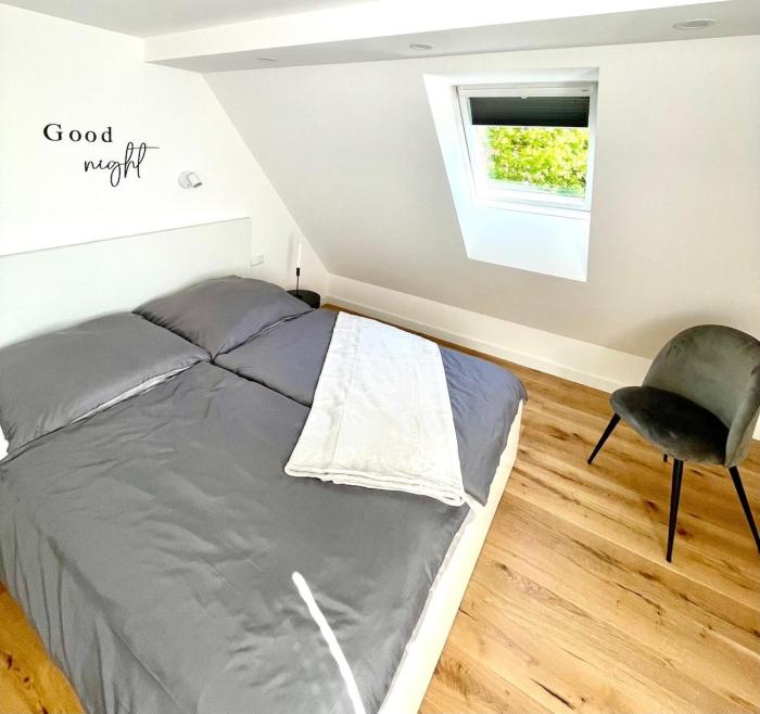 Neu modernisierte Dachgeschosswohnung mit separatem Schlafzimmer