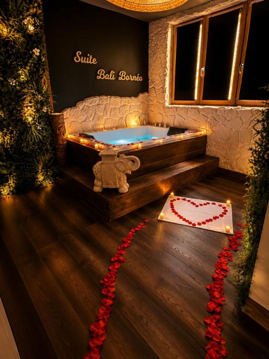 Refuge Tropical - suite pour couple avec balnéo 2 places et Cinema géant