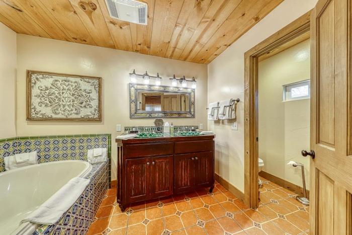 Adorable Studio Cabin with Covered Porch, Near Main Street, 2 Dogs OK