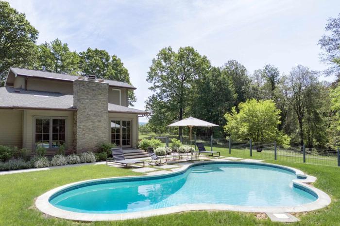 Manderley House - Heated Pool with Outdoor Spaces