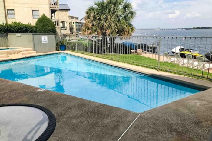 Condo Near Lake Horseshoe Bay with Private Balcony, WasherDryer, AC, WiFi
