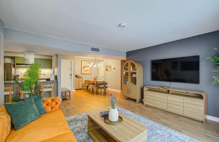 Designer Condo, 7-Min Walk to NRG