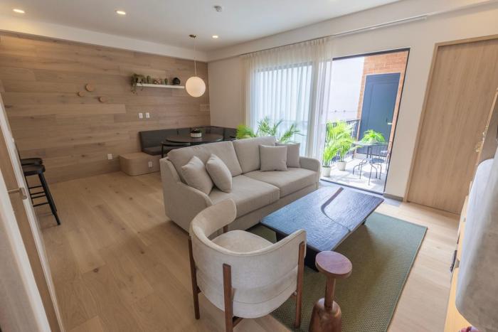 Upscale 2BR 2BA, AC, Balcony, Gym, Pool & Skydeck