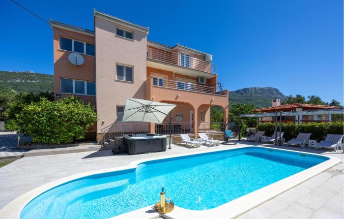 Beautiful Home In Kastel Luksic