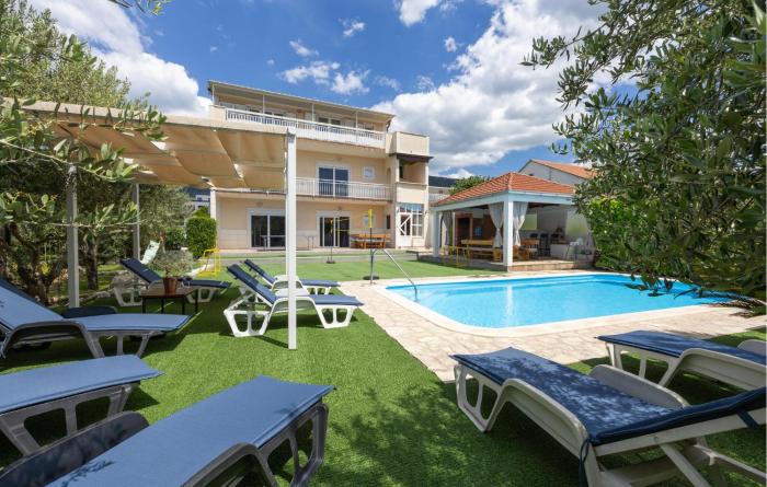 Nice Home In Kastel Luksic With Sauna