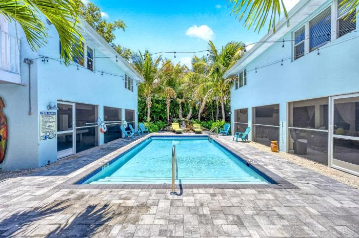Walk to Siesta Key Beach and Village, Pool, Dock, Game Room!