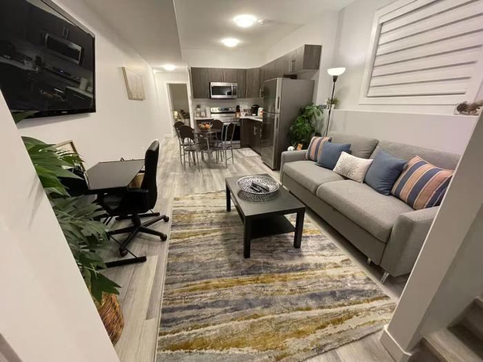 Cozy 2 Bedroom Suite in Brighton - 3 Minutes to Landmark Cinemas & Marketplace