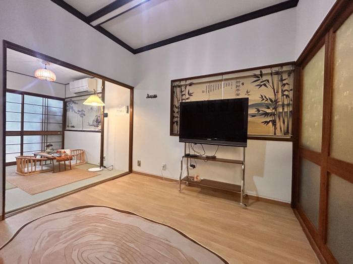 Urban Single-Family Villa 7-Minute Direct JR Train to Tennoji 15-Minute Direct JR Train to Namba 5-Minute Walk to JR Kami 32-Minute Direct Train to Nara