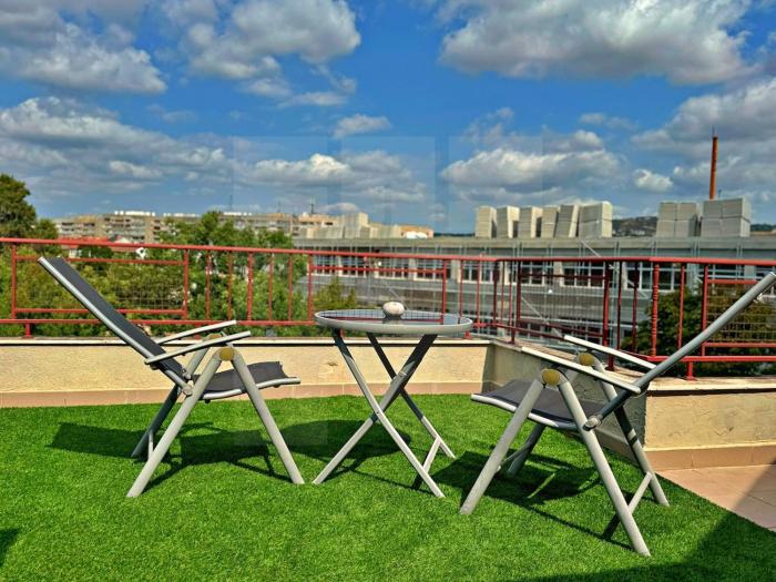 Bright Base Rooftop Chill 1BR