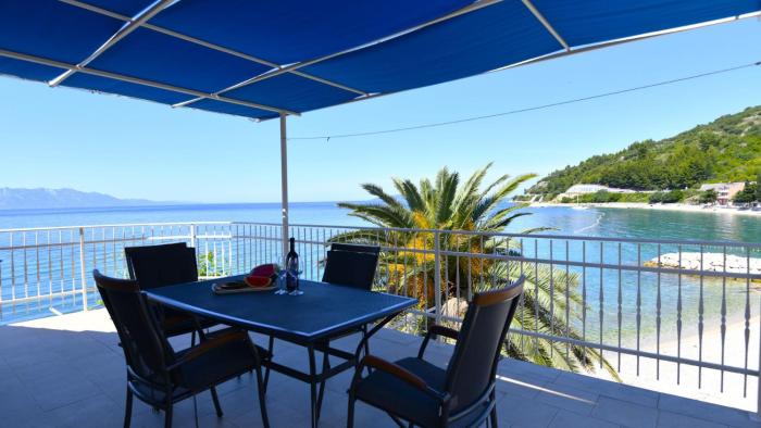 Apartman Maria - beachfront by Villas Guide