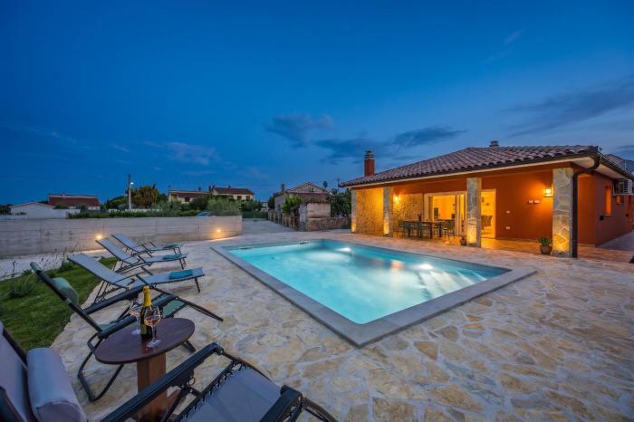 Villa Martha Sisan near Pula for 6 persons with 30 m2 private pool - 3 km from the beach