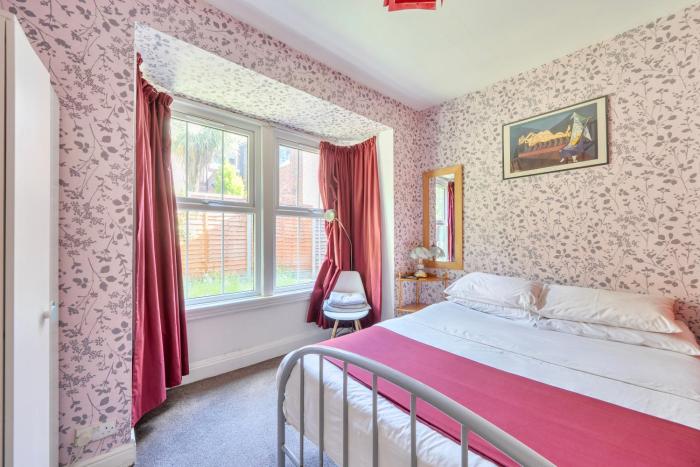 Apartment Sleeps 7 - Free Parking Long Stays WiFi