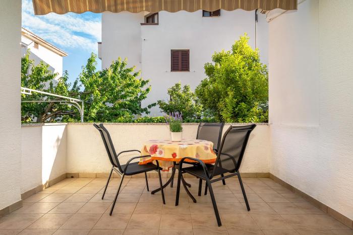 Mira & Ivan Apartments with Terrace and Parking by Irundo