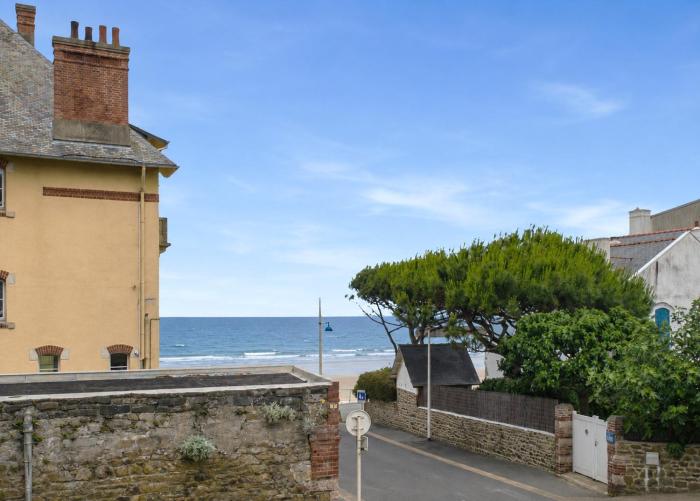 Vue mer, plage à pied, bel appart pour 4