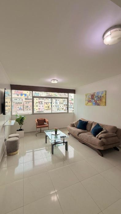 Lujoso departamento con parqueo y piscina RF2-1110