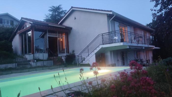 Joli rez de jardin avec piscine