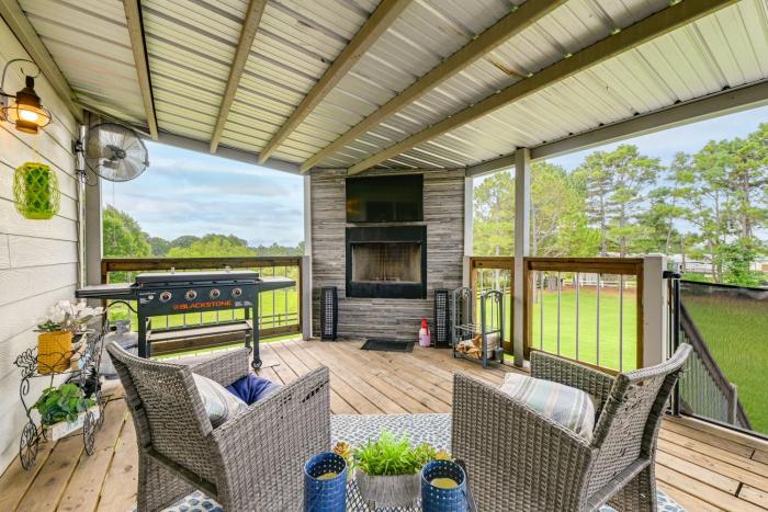 Walk to Lake Texoma! Group Getaway w Games + Fun