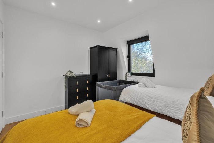 Modern 2-Bedroom Apartment in Canada Water with parking for contractors Excellent Transport Links