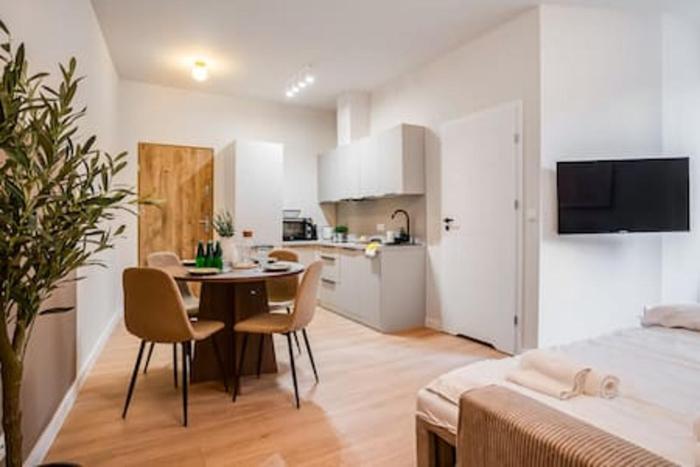 Elegancki Apartament z miejscem do Pracy obok MTP