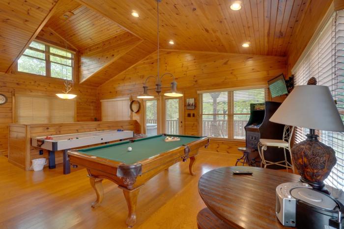 Hot Tub & Deck: Cabin Near Smoky Mtn Trails!