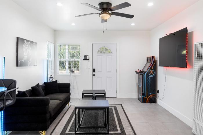 Mid-City Bungalow With Backyard