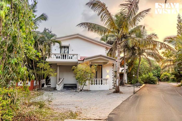 StayVistas Tarikas Goldshore - Varca - 3BHK Pet-Friendly Villa with Shared Pool