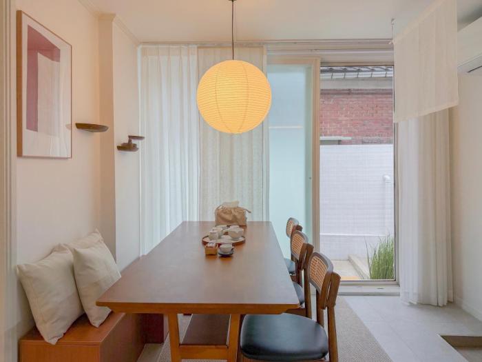 5 min to station, Direct Bus Access, 3BR, 4Beds, 2Beths, Entire 1st Floor House with Private Yard, Free Luggage Storage