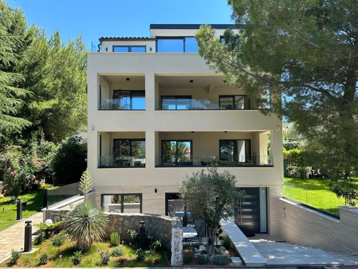 M Residence - luxury apartments with private pools